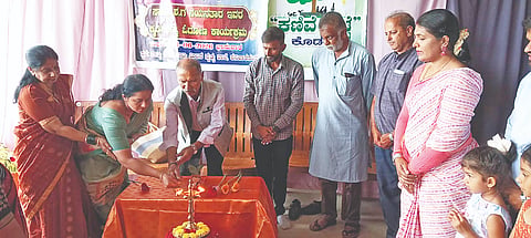ಶನಿವಾರಸಂತೆಯ ವಿಶ್ವಕರ್ಮ ರಸ್ತೆಯಲ್ಲಿರುವ ನಾಟ್ಯ ಸದನದ, ನಾಟ್ಯ ಮಿಲನ ನೃತ್ಯ ಶಾಲಾ ಸಭಾಂಗಣದಲ್ಲಿ ಸಾಹಿತಿ ಶ.ಗ.ನಯನತಾರಾ ಅವರ ಕೃತಿಗಳನ್ನು ಓದೋಣ ಕಾರ್ಯಕ್ರಮ ಉದ್ಘಾಟನೆ ಮಾಡುತ್ತಿರುವ ಕುದುಕುಳಿ ಜಿ.ಭರತ್, ನಯನತಾರ, ಮಿಲನ ಭರತ್, ಜಮೀರ್ ಅಹಮ್ಮದ್, ಕಣಿವೆ ಬಾರದ್ವಾಜ್, ಜಿತೇಂದ್ರ ಮುಂತಾದವರಿದ್ದರು.