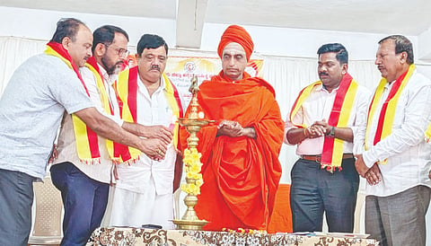  ಶ್ರೀ ಸದಾಶಿವ ಸ್ವಾಮೀಜಿ ದತ್ತಿ ಕಾರ್ಯಕ್ರಮ ಉದ್ಘಾಟನೆ ಮಾಡಿದರು.  ಮುನೀರ್ ಅಹಮ್ಮದ್,ಕೇಶವ ಕಾಮತ್, ಜಯಕುಮಾರ್ ಇತರರು.