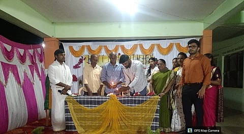 ರಾಂ   ಸಮಾಜ ಸೇವಾ ಕಾರ್ಯದಲ್ಲಿ ತೊಡಗಿಸಿಕೊಳ್ಳಿ  * ಯುವಜನರಿಗೆ ಮುಖಂಡ ಸುರೇಶ್ ಸಲಹೆ  *  ಸಮಾಜ ಸೇವಾ ಶಿಬಿರದ ಸಾಂಸ್ಕೃತಿಕ ಕಾರ್ಯಕ್ರಮ ಶನಿವಾರಸಂತೆ : ಯುವಜನರು ಮಾದಕ ವ್ಯಸನಗಳಿಂದ ದೂರ ಇರಬೇಕು ಎಂದು ಮಾಲಂಬಿ ಗ್ರಾಮದ ಮುಖಂಡ ಸುರೇಶ್ ಹೇಳಿದರು.  ಪಡವಲಹಿಪ್ಪೆ ದೇವೇಗೌಡ ಪ್ರಥಮ ದರ್ಜೆ ಕಾಲೇಜು  ಸ್ನಾತಕೋತ್ತರ ಸಮಾಜಕಾರ್ಯ ವಿಭಾಗದ ವಿದ್ಯಾರ್ಥಿಗಳು ಮಾಲಂಬಿ ಮಹರ್ಷಿ ವಾಲ್ಮೀಕಿ ಅದಿವಾಸಿ ಬುಡಕಟ್ಟು ವಸತಿ ಶಾಲಾ ಆವರಣದಲ್ಲಿ  ಹಮ್ಮಿಕೊಂಡಿರುವ ಸಮಾಜ ಸೇವಾ ಶಿಬಿರದ ಸಾಂಸ್ಕೃತಿಕ ಕಾರ್ಯಕ್ರಮದಲ್ಲಿ ಅವರು ಮಾತನಾಡಿದರು. ಯುವಜನರು ಸಮಾಜ ಸೇವಾ ಕಾರ್ಯದಲ್ಲಿ ತೊಡಗಿಸಿಕೊಂಡರೆ ಭವಿಷ್ಯ ಉತ್ತಮವಾಗಲಿದೆ ಎಂದು ಅವರು ನುಡಿದರು. ಕಾರ್ಯಕ್ರಮವನ್ನು ಪತ್ರಕರ್ತ ದಿನೇಶ್ ಉದ್ಘಾಟಿಸಿದರು. ಶಿಬಿರ ಸಂಯೋಜಕ ಡಾ. ಎಚ್. ಎನ್. ದೀಪು , ಸಹಾಯಕ ಪ್ರಾಧ್ಯಾಪಕ ವೆಂಕಟೇಶ್, ಗ್ರಾಮಸ್ಥರಾದ ಬೆಳ್ಳಿಯಪ್ಪ, ಜ್ಯೋತಿ ಬೆಳ್ಳಿಯಪ್ಪ, ಸ್ವಾತಿ ಪ್ರಸನ್ನಕುಮಾರ್, ಆಲೂರು ಸಿದ್ದಾಪುರ ಕೃಷಿ ಪತ್ತಿನ ಸಹಕಾರ ಸಂಘದ ಅಧ್ಯಕ್ಷ ಪ್ರಸನ್ನಕುಮಾರ್, ಗ್ರಾಪಂ ಮಾಜಿ ಸದಸ್ಯರಾದ ವೀಣಾ ರಮೇಶ್, ಮುತ್ತಮ್ಮ ಗಣೇಶ್ , ಕಾವ್ಯಾ,ರೇಖಾಶ್ರೀ, ಇತರರಿದ್ದರು.ನಂತರ ಶಾಲಾ ವಿದ್ಯಾರ್ಥಿಗಳಿಂದ ನೃತ್ಯ, ಪ್ರಾಧ್ಯಾಪಕರಿಂದ ಗಾಯನ, ನಾಟಕ ನಡೆದವು.    ಚಿತ್ರ 6ಎಸ್ ಎಸ್ 1  ಮಾಲಂಬಿ ಮಹರ್ಷಿ ವಾಲ್ಮೀಕಿ ಅದಿವಾಸಿ ಬುಡಕಟ್ಟು ವಸತಿ ಶಾಲಾ ಆವರಣದಲ್ಲಿ ಹಮ್ಮಿಕೊಂಡಿರುವ ಸಮಾಜ ಸೇವಾ ಶಿಬಿರದ ಸಾಂಸ್ಕೃತಿಕ ಕಾರ್ಯಕ್ರಮದಲ್ಲಿ  ಸುರೇಶ್, ಬೆಳ್ಳಿಯಪ್ಪ. ಜ್ಯೋತಿ, ಸ್ವಾತಿ, ಡಾ. ಎಚ್. ಎನ್. ದೀಪು, ವೆಂಕಟೇಶ್, ಕಾವ್ಯಶ್ರೀ ಇತರರು ಇದ್ದರು. 