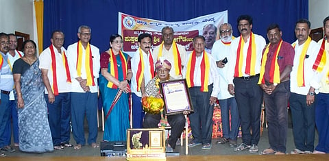 ಮಂಡ್ಯ ನಗರದ ಗಾಂಧಿಭವನದಲ್ಲಿ ಆಯೋಜಿಸಿದ್ದ ಸಮಾರಂಭದಲ್ಲಿ ಪದ್ಮಶ್ರೀ ಪ್ರಶಸ್ತಿ ಪುರಸ್ಕೃತ ಪುಸ್ತಕ ಪ್ರೇಮಿ ಅಂಕೇಗೌಡ ಅವರನ್ನು ಅಭಿನಂದಿಸಲಾಯಿತು.