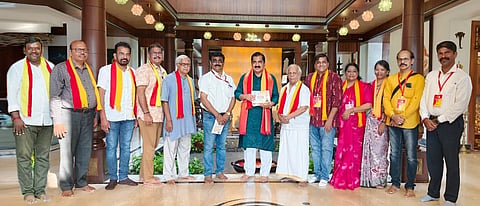 ಮೂಡುಬಿದಿರೆಯ ನಿವಾಸದಲ್ಲಿ ಉಡುಪಿ ತಾಲೂಕು ಕಸಾಪ ಘಟಕದ ಸಾಹಿತ್ಯ ಸಮ್ಮೇಳನದ ಆಮಂತ್ರಣ ಪತ್ರಿಕೆಯನ್ನು ಡಾ. ಮೋಹನ್​ ಆಳ್ವ ಬಿಡುಗಡೆ ಮಾಡಿದರು. ರವಿರಾಜ್​ ಎಚ್​.ಪಿ., ಯು.ವಿಶ್ವನಾಥ್​ ಶೆಣೈ, ಪ್ರೊ. ಶಂಕರ್​, ಜನಾರ್ದನ್​ ಕೊಡವೂರು, ರಂಜನಿ ವಸಂತ್​, ರಾಜೇಶ್​ ಭಟ್​ ಪಣಿಯಾಡಿ ಇತರರಿದ್ದರು.