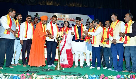 ಬೀದರ್ ನಲ್ಲಿ ಆಯೋಜಿಸಿದ್ದ ಕನ್ನಡ ಸಾಹಿತ್ಯ ಪರಿಷತ್ ಸಂಸ್ಥಾಪನಾ ದಿನಾಚರಣೆಯನ್ನು ಶಾಸಕ ಡಾ.ಶೈಲೇಂದ್ರ ಬೆಲ್ದಾಳೆ ಉದ್ಘಾಟಿಸಿದರು. ಶ್ರೀ ಡಾ.ಶಿವಾನಂದ ಸ್ವಾಮೀಜಿ, ಸೂರ್ಯಕಾಂತ ನಾಗಮಾರಪಳ್ಳಿ, ಡಾ.ರಜನೀಶ್ ವಾಲಿ, ಡಾ.ಪೂರ್ಣಿಮಾ ಜಿ., ಸುರೇಶ ಚನ್ನಶೆಟ್ಟಿ, ರೇವಣಸಿದ್ದಪ್ಪ ಜಲಾದೆ ಇತರರಿದ್ದರು.