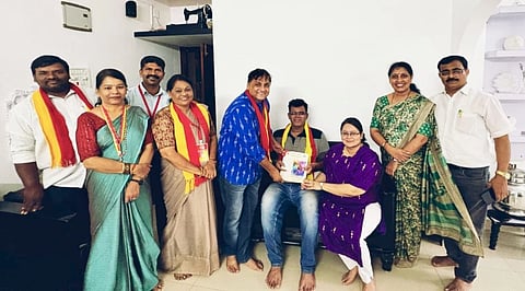 ಉಡುಪಿಯ ಪ್ರೀತಿ ನಾಯಕ್​ ಮತ್ತು ಜನಾರ್ದನ್​ ನಾಯಕ್​ ದಂಪತಿ ಮನೆಯಲ್ಲಿ "ಮನೆಗೊಂದು ಗ್ರಂಥಾಲಯ' ಅಭಿಯಾನಕ್ಕೆ ರವಿರಾಜ್​ ಎಚ್​.ಪಿ ಚಾಲನೆ ನೀಡಿದರು. ಜನಾರ್ದನ್​ ಕೊಡವೂರು, ರಂಜನಿ ವಸಂತ್​, ದೀಪಾ ಚಂದ್ರಕಾಂತ್​, ಸಿದ್ದ ಬಸಯ್ಯಸ್ವಾಮಿ ಚಿಕ್ಕಮಠ, ಡಾ. ರಶ್ಮಿ ಅಮ್ಮೆಂಬಳ, ರಾಘವೇಂದ್ರ ಪ್ರಭು ಕರ್ವಾಲು, ಪೂರ್ಣಿಮಾ ಜನಾರ್ದನ್​ ಇದ್ದರು.