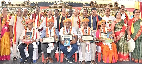 ತುಮಕೂರಿನಲ್ಲಿ ನಡೆದ 17ನೇ ಜಿಲ್ಲಾ ಕನ್ನಡ ಸಾಹಿತ್ಯ ಸಮ್ಮೇಳನದಲ್ಲಿ  "ಸಾಹಿತ್ಯ ಶ್ರೀ ದತ್ತಿ ಪ್ರಶಸ್ತಿಯನ್ನು ಸಾಧಕರಿಗೆ  ಎಸ್​.ಜಿ.ಸಿದ್ದರಾಮಯ್ಯ ಪ್ರದಾನ ಮಾಡಿದರು. ಡಾ.ಕರೀಗೌಡ ಬೀಚನಹಳ್ಳಿ, ಕೆ.ಎಸ್​.ಸಿದ್ದಲಿಂಗಪ್ಪ, ಡಾ.ಡಿ.ಎನ್​.ಯೋಗೀಶ್ವರಪ್ಪ ಮತ್ತಿತರರು ಇದ್ದರು. 