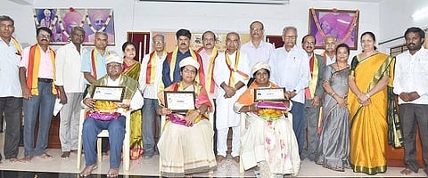 ತುಮಕೂರಿನಲ್ಲಿ ಕನ್ನಡ ಸಾಹಿತ್ಯ ಪರಿಷತ್​ ವತಿಯಿಂದ ಆಯೋಜಿಸಿದ್ದ ಪ್ರೊ.ಜಿ.ಎಸ್​.ಸಿದ್ದಲಿಂಗಯ್ಯ ಅವರ ಬದುಕು- ಬರಹ ಕುರಿತ ವಿಚಾರ ಸಂಕಿರಣದಲ್ಲಿ  ಯಲಚಗೆರೆ ಉಮೇಶ್​, ರೇಖಾ ಹಿಮಾನಂದ್​, ಕೆ.ಬಿ.ನೇತ್ರಾವತಿ ಅವರಿಗೆ ದತ್ತಿ ಪ್ರಶಸ್ತಿ ಪ್ರದಾನ ಮಾಡಲಾಯಿತು. ಪ್ರೊ.ಎಸ್​.ಜಿ.ಸಿದ್ದರಾಮಯ್ಯ, ಡಾ.ಎಂ.ಎಸ್​.ಆಶಾದೇವಿ, ಕೆ.ಎಸ್​.ಸಿದ್ದಲಿಂಗಪ್ಪ, ಪ್ರೊ.ಸಿ.ನಾಗಭೂಷಣ್​, ಡಾ.ಡಿ.ಎನ್​.ಯೋಗೀಶ್ವರಪ್ಪ, ಡಾ.ಟಿ.ಬಿ.ನಿಜಲಿಂಗಪ್ಪ, ಡಾ.ಎಚ್​.ಎಂ.ದಕ್ಷಿಣಮೂರ್ತಿ,ಎಂ.ಎಚ್​.ನಾಗರಾಜು ಮತ್ತಿತರರು ಇದ್ದರು. 