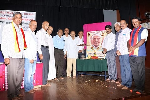 ತುಮಕೂರು ಜಿಲ್ಲಾ ಕನ್ನಡ ಸಾಹಿತ್ಯ ಪರಿಷತ್ತು ಏರ್ಪಡಿಸಿದ್ದ ನಾಡೋಜ ಪ್ರೊ. ಸಿ ಮಹದೇವಪ್ಪರ ನುಡಿ ನಮನ ಮತ್ತು ವಿಚಾರ ಸಂಕಿರಣದಲ್ಲಿ ಪ್ರೊ.ಜಿ.ರಾಮಕೃಷ್ಣ, ಟಿ.ಕೆ.ನಂಜುಂಡಪ್ಪ,ಕೆ.ಎಸ್​. ಸಿದ್ಧಲಿಂಗಪ್ಪ, ಡಾ.ಬಿ.ನಂಜುಂಡಸ್ವಾಮಿ, ಚನ್ನ ನಾಗರಾಜು, ಡಾ.ಡಿ. ಎನ್​.ಯೋಗೀಶ್ವರಪ್ಪ, ಸಿದ್ಧಗಂಗಯ್ಯ, ಸಿ.ಶಿವಕುಮಾರಸ್ವಾಮಿ ಮತ್ತಿತರರು ಇದ್ದರು. 