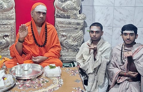 ಕಾಶಿ ಪೀಠದಲ್ಲಿ ಜಗದ್ಗುರು ಡಾ.ಚಂದ್ರಶೇಖರ ಶಿವಾಚಾರ್ಯ ಭಗವತ್ಪಾದರಿಂದ ಇಷ್ಟಲಿಂಗ ದೀಕ್ಷೆ ಪಡೆದ ಪಶ್ಚಿಮ ಬಂಗಾಳ ಮೂಲದ ಯುವಕರಾದ ರುದ್ರೇಶ ಬಿಸ್ವಾಸ್ ಮತ್ತು ರಕ್ತಿಮ್ ಜೋರ್ದಾರ್