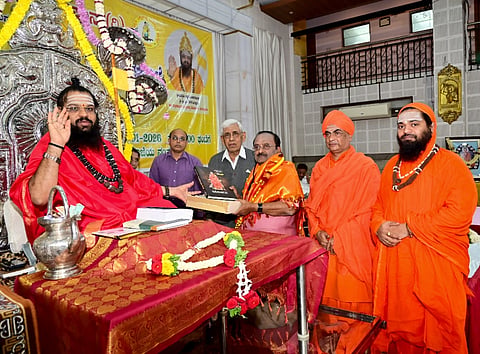ಶ್ರೀಸಿದ್ಧಾಂತ ಶಿಖಾಮಣಿ ಆಧ್ಯಾತ್ಮಿಕ ಆಶೀರ್ವಚನ ಸಮಾರಂಭದಲ್ಲಿ ಕಾಶೀ ಜಗದ್ಗುರು ಡಾ. ಮಲ್ಲಿಕಾರ್ಜುನ ವಿಶ್ವಾರಾಧ್ಯ ಭಗವತ್ಪಾದರು ಡಾ.ಸಿ.ಸೋಮಶೇಖರ ಅವರನ್ನು ಸನ್ಮಾನಿಸಿದರು. ಶಿವಗಂಗೆ, ದಹಿವಡಕರ್ ಶ್ರೀಗಳು, ಬಿ.ಎಸ್.ಪರಮಶಿವಯ್ಯ ಇದ್ದರು. 