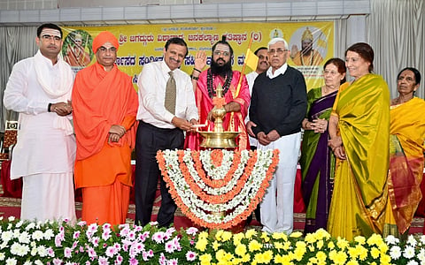 ಕಾಶೀ ಜಗದ್ಗುರುಗಳ ಶ್ರೀಸಿದ್ಧಾಂತ ಶಿಖಾಮಣಿ ಆಧ್ಯಾತ್ಮಿಕ ಆಶೀರ್ವಚನ ಸಮಾರಂಭವನ್ನು ಸಂಸದ ಡಾ.ಸಿ.ಎನ್. ಮಂಜುನಾಥ ಉದ್ಘಾಟಿಸಿದರು. ಡಾ.ಮಲ್ಲಿಕಾರ್ಜುನ ವಿಶ್ವಾರಾಧ್ಯ ಭಗವತ್ಪಾದರು. ಬಿ.ಎಸ್.ಪರಮಶಿವಯ್ಯ ಮತ್ತಿತರರು ಉಪಸ್ಥಿತರಿದ್ದರು.