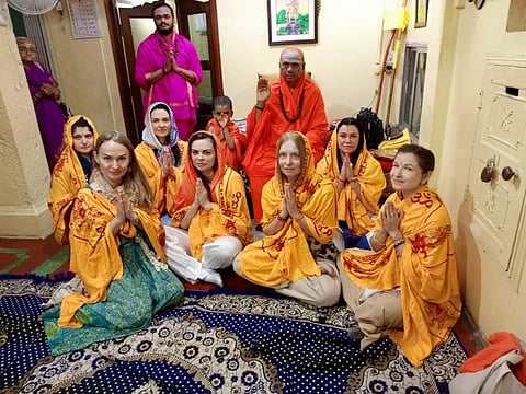 ಕಾಶೀ ಜಗದ್ಗುರು ಡಾ.ಚಂದ್ರಶೇಖರ ಶಿವಾಚಾರ್ಯ ಭಗವತ್ಪಾದರ ಸಾನ್ನಿಧ್ಯದಲ್ಲಿ ರಷ್ಯಾ ಮತ್ತು ಉಕ್ರೇನ್ ಮಹಿಳೆಯರು ಇಷ್ಟಲಿಂಗ ದೀಕ್ಷೆ ಸ್ವೀಕರಿಸಿದರು. 