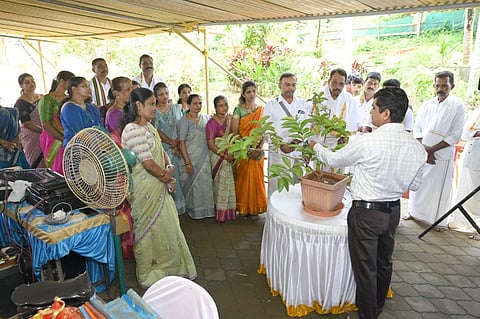 ಉಡುಪಿ ಪರ್ಕಳದ ಸಸ್ಯವನದಲ್ಲಿ ಗಿಡಗಳಿಗೆ ಕಸಿ ಮಾಡುವ ವಿಧಾನದ ಕುರಿತು ರೊ. ಅಶೋಕ್​ ನಾಯಕ್​ ಪ್ರಾತ್ಯಕ್ಷಿಕೆ ನಡೆಸಿದರು. ರೊ.ಸಂದೀಪಕುಮಾರ್​, ರೊ.ಮಂಜುನಾಥ್​ ಉಪಾಧ್ಯಾಯ, ರೊ.ಗುರುಪ್ರಸಾದ್​ ಕಾಮತ್​, ರೊ.ಪ್ರಭಾಕರ್​ ಶೆಟ್ಟಿ, ರೊ.ಕೃಷ್ಣಪ್ಪ, ರೊ.ಸುಕೇಶ್​ ಕುಂದರ್​, ರೊ.ರಾಜೇಶ್​ ಡಿ. ಶೆಣೈ, ಲಕ್ಷ್ಮೀ ನಾಯ್ಕ್​, ಶಾರದಾ ಇತರರಿದ್ದರು.