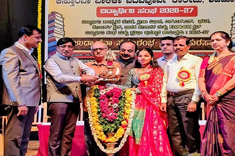 ಶಿವಮೊಗ್ಗದಲ್ಲಿ ಕಸ್ತೂರಬಾ ಪದವಿಪೂರ್ವ ಕಾಲೇಜಿನ ವಿವಿಧ ಸಂಘಗಳ ಉದ್ಘಾಟನೆ, ಪ್ರತಿಭಾ ಪುರಸ್ಕಾರವನ್ನು ಎಂಎಲ್‌ಸಿ ಎಸ್.ಎಲ್.ಭೋಜೇಗೌಡ ಉದ್ಘಾಟಿಸಿದರು. ಎಸ್.ಎನ್.ನಾಗರಾಜ್, ಎಸ್.ಎಚ್.ರವಿಕುಮಾರ್, ಸಿ.ತಿಪ್ಪೇಸ್ವಾಮಿ, ಕೆ.ಸುಜನಾ ಇತರರಿದ್ದರು.