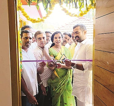 ಬ್ಯಾಡಗೊಟ್ಟ ಗ್ರಾಮ ಪಂಚಾಯಿತಿ ಆವರಣದಲ್ಲಿ ನಿರ್ಮಿಸಲಾದ ಸಂಜೀವಿನಿ ಕಟ್ಟಡವನ್ನು ಶಾಸಕ ಮಂತರ್‌ಗೌಡ ಉದ್ಘಾಟಿಸಿದರು. ಪಾವನಾ, ಹನೀಫ್, ಮೋಕ್ಷಿತ್‌ರಾಜ್, ಪರಮೇಶ್‌ಕುಮಾರ್ ಇದ್ದರು.