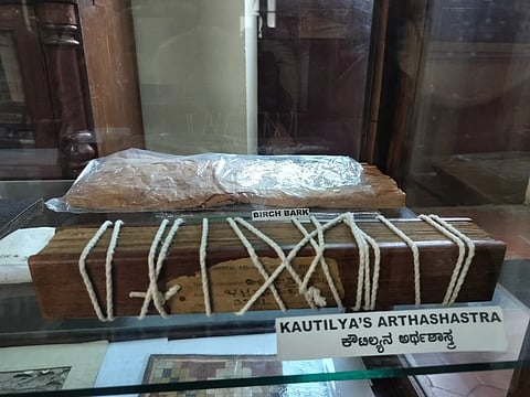  ಮೈಸೂರಿನ ಓರಿಯೆಂಟಲ್ ರಿಸರ್ಚ್ ಇನ್‌ಸ್ಟಿಟ್ಯೂಟ್‌ನಲ್ಲಿರುವ ಕೌಟಿಲ್ಯನ ಅರ್ಥಶಾಸ್ತ್ರ ತಾಳೆಗರಿ ಗ್ರಂಥ