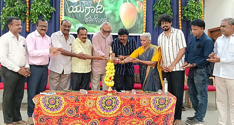 ಮಂಡ್ಯ ನಗರದಲ್ಲಿ ಆಯೋಜಿಸಿದ್ದ ಯುಗಾದಿ ಕವಿಗೋಷ್ಠಿಯನ್ನು ಚಿತ್ರ ಸಾಹಿತಿ ವಿ.ನಾಗೇಂದ್ರ ಪ್ರಸಾದ್ ಉದ್ಘಾಟಿಸಿದರು.