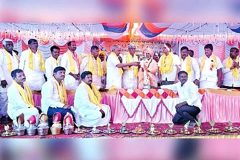 ಕವಿತಾಳದಲ್ಲಿ ಏರ್ಪಡಿಸಿದ್ದ ಕನಕ ಜಯಂತಿ ಕಾರ್ಯಕ್ರಮವನ್ನು ಸಣ್ಣ ನೀರಾವರಿ ಸಚಿವ ಎನ್.ಎಸ್. ಬೋಸರಾಜು ಉದ್ಘಾಟಿಸಿದರು. ಶಾಸಕ ಹಂಪಯ್ಯ ನಾಯಕ, ನಾಗಯ್ಯತಾತ ಗುರುವಿನ್, ಸದಾಶಿವ ತಾತ, ಕರಿಯಪ್ಪ ತಾತ, ಲಿಂಗಣ್ಣ ತಾತ, ಹಣಗಿ ಶಿವಪ್ಪ ತಾತ, ಶಿವಶಂಕ್ರಪ್ಪ ತಾತ, ಮಾಜಿ ಸಂಸದ ಕೆ.ವಿರೂಪಾಕ್ಷಪ್ಪ, ರಾಜ್ಯ ಕುರುಬ ಸಂಘದ ಅಧ್ಯಕ್ಷ ಎಂ.ಈರಣ್ಣ, ಜಿಲ್ಲಾಧ್ಯಕ್ಷ ಕೆ.ಬಸವಂತಪ್ಪ, ಜಿಪಂ ಮಾಜಿ ಸದಸ್ಯ ಮಾಳಪ್ಪ ತೋಳ ಇತರರಿದ್ದರು.