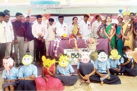 ಹಿರೇಹಣಗಿಯಲ್ಲಿ ಏರ್ಪಡಿಸಿದ್ದ ಕಲಿಕಾ ಹಬ್ಬದಲ್ಲಿ ವಿದ್ಯಾರ್ಥಿಗಳು ವಿವಿಧ ಬಗೆಯ ಮುಖವಾಡ ಧರಿಸಿ ಗಮನ ಸೆಳೆದರು. ಸಿಆರ್‌ಪಿ ಸೌಮ್ಯಶ್ರೀ, ಶಿಕ್ಷಕರಾದ ಅಮರೇಶ ಪಾಟೀಲ್, ಮಲ್ಲಮ್ಮ, ಭಾರತಿ, ಹುಲ್ಲಪ್ಪ ಘಂಟಿ, ಅಯ್ಯನಗೌಡ, ಮಹಾಂತೇಶ. ಸವಿತಾ ಇತರರಿದ್ದರು.