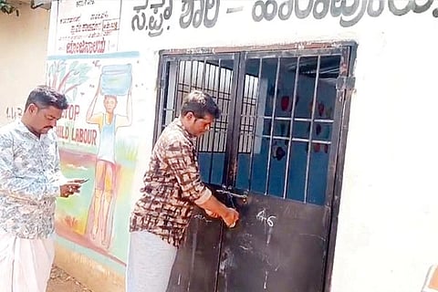 ಹಾಲಾಪುರ ಸರ್ಕಾರಿ ಪ್ರೌಢಶಾಲೆ ಭೋಜನಾಲಯಕ್ಕೆ ಗುತ್ತಿಗೆದಾರ  ರವಿ ದೇಸಾಯಿ ಬೀಗ ಹಾಕಿರುವುದು.