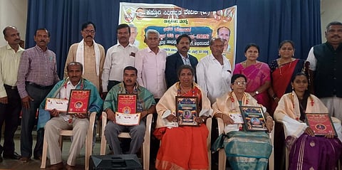 ಮಂಡ್ಯದಲ್ಲಿ ಆಯೋಜಿಸಿದ್ದ ರಾಜ್ಯಮಟ್ಟದ ಕವಿ ಕಾವ್ಯಮೇಳದಲ್ಲಿ ವಿವಿಧ ಕ್ಷೇತ್ರದ ಸಾಧಕರನ್ನು ಅಭಿನಂದಿಸಲಾಯಿತು. 