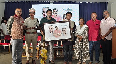 ಮಂಡ್ಯ ನಗರದ ಗಾಂಧಿಭವನದಲ್ಲಿ ಆಯೋಜಿಸಿದ್ದ ಕಾವೆಂಶ್ರೀ ಕಾವ್ಯಯಾನದಲ್ಲಿ ಪಿಇಟಿ ಅಧ್ಯಕ್ಷ ಕೆ.ಎಸ್.ವಿಜಯಾನಂದ ಅವರನ್ನು ಅಭಿನಂದಿಸಲಾಯಿತು. 