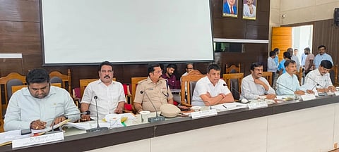 ಮಂಡ್ಯದಲ್ಲಿ ಆಯೋಜಿಸಿದ್ದ ತ್ರೈಮಾಸಿಕ ಪ್ರಗತಿ ಪರಿಶೀಲನಾ ಸಭೆಯಲ್ಲಿ ಶಾಸಕ ಪಿ.ರವಿಕುಮಾರ್ ಗಣಿಗ ಮಾತನಾಡಿದರು. 