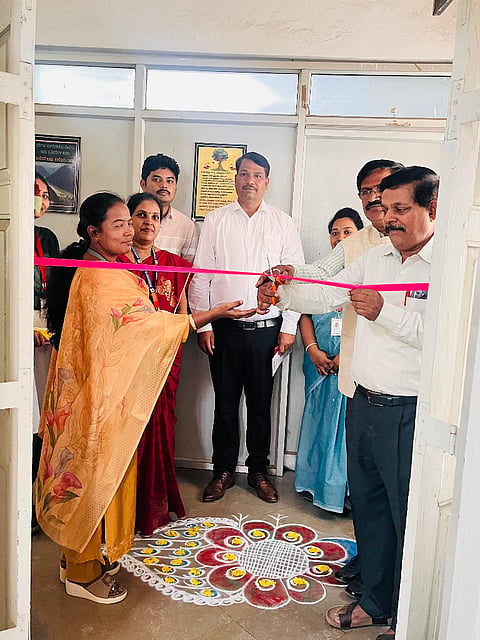 ಕಲಬುರಗಿ ಎಸ್​.ಬಿ.ವಿಜ್ಞಾನ ಕಾಲೇಜಿನಲ್ಲಿ ಶನಿವಾರ ಆಯೋಜಿಸಿದ್ದ ವಿಜ್ಞಾನ ವಸ್ತು ಪ್ರದರ್ಶನಕ್ಕೆ ಡಾ.ಚಂದ್ರಕಾಂತ ಕೆಳಮನಿ ಚಾಲನೆ ನೀಡಿದರು. ಡಾ.ರಾಮಕೃಷ್ಣ ರಡ್ಡಿ, ಡಾ.ಮಲ್ಲಿಕಾರ್ಜುನ ಹೂಗಾರ್​, ಡಾ.ಲತಾದೇವಿ ಇತರರಿದ್ದರು. ====