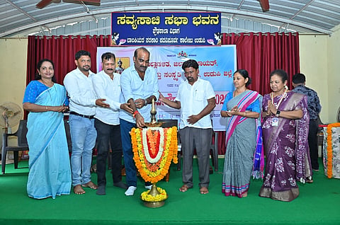 ಉಡುಪಿಯಲ್ಲಿ ಆಯೋಜಿಸಿದ್ದ ಕೆಂಪೇಗೌಡ ಜಯಂತಿಯನ್ನು ಯಶ್​ಪಾಲ್​ ಸುವರ್ಣ ಉದ್ಘಾಟಿಸಿದರು. ಎಂ.ಎ. ಗಫೂರ್​, ಪೂರ್ಣಿಮಾ, ದಯಾನಂದ್​ ಡಿ. ಕಿದಿಯೂರು, ಇಂದಿರಾ ಬಿ., ಡಾ. ಯಲ್ಲಮ್ಮ, ಹೇಮಾನಂದ ಹಲ್ದಡ್ಕ ಇತರರಿದ್ದರು.