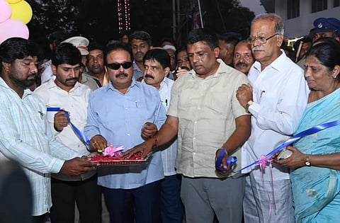 ಮಂಡ್ಯ ನಗರದ ಕೆಂಪೇಗೌಡ(ಬನ್ನೂರು) ರಸ್ತೆಯಲ್ಲಿ ನವೀಕೃತಗೊಂಡ ವೃತ್ತವನ್ನು ಜಿಲ್ಲಾ ಉಸ್ತುವಾರಿ ಸಚಿವ ಎನ್.ಚಲುವರಾಯಸ್ವಾಮಿ ಲೋಕಾರ್ಪಣೆಗೊಳಿಸಿದರು.