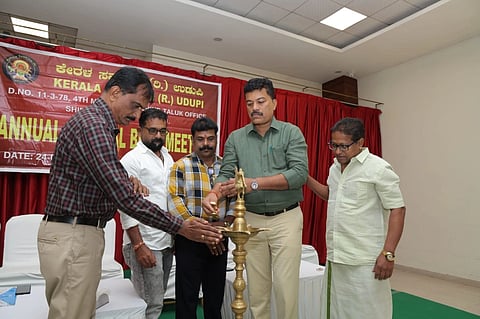 ಉಡುಪಿಯ ಅಮೃತ್​ ಗಾರ್ಡನ್​ನಲ್ಲಿ ಆಯೋಜಿಸಿದ್ದ ಕೇರಳ ಸಮಾಜಂ ಉಡುಪಿಯ ಮಹಾಸಭೆಯನ್ನು ಅರುಣಕುಮಾರ್​ ಉದ್ಘಾಟಿಸಿದರು. ಪ್ರಶಾಂತ್​ ಕುಮಾರ್​, ರಮೇಶ್​ ಇ.ಪಿ., ನಿರ್ಮಲ್ಜಿತ್​, ಮೋಬಿ ಇದ್ದರು.