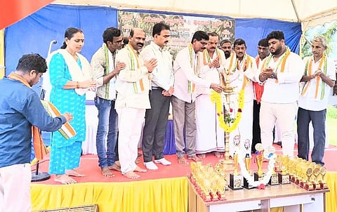 ಉಡುಪಿಯಲ್ಲಿ ಆಯೋಜಿಸಿದ್ದ 'ಕೆಸರ್ಡ್​ ಒಂಜಿ ದಿನ' ಗ್ರಾಮೀಣ ಕ್ರೀಡಾಕೂಟವನ್ನು ರಾಜೇಂದ್ರ ಪಂದುಬೆಟ್ಟು ಉದ್ಘಾಟಿಸಿದರು. ಶಿವಕುಮಾರ್​ ಅಂಬಲಪಾಡಿ, ದಾಮೋದರ್​ ಕುಂದರ್​, ಶಿವಾಜಿ ಸನಿಲ್​, ಸುಧಾಕರ್​ ಮೆಂಡನ್​, ವಿಶ್ವನಾಥ್​ ಹೆಗ್ಡೆ, ಹರಿಪ್ರಸಾದ್​ ರೈ ಇತರರಿದ್ದರು.