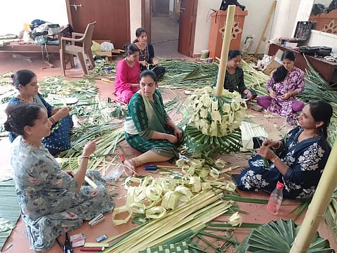 ಉಡುಪಿಯ ಶೀರೂರು ವೇದವರ್ಧನ ಶ್ರೀಗಳ ಪರ್ಯಾಯ ದರ್ಬಾರ್​ ವೇದಿಕೆಗೆ ತೆಂಗಿನಗರಿಯಿಂದ ಕಲಾತ್ಮಕ ಕೆಲಸದಲ್ಲಿ ನಿರತ ಕೆಸವೆ ಮನೆತನದ ಮಹಿಳೆಯರು.