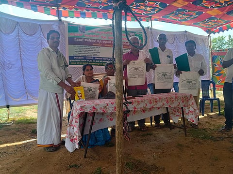   ಮಂಡ್ಯ ತಾಲೂಕು ಉಮ್ಮಡಹಳ್ಳಿ ಗ್ರಾಮದಲ್ಲಿ ಆಯೋಜಿಸಿದ್ದ ಕ್ಷೇತ್ರೋತ್ಸವದಲ್ಲಿ ಬಟ್ಟೆ ಬ್ಯಾಗ್‌ಗಳನ್ನು ವಿತರಣೆ ಮಾಡಲಾಯಿತು. 