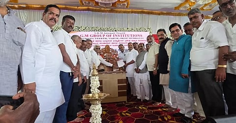 jain ಜೈನ ಅಭಿವೃದ್ಧಿ ನಿಗಮ ಮಂಡಳಿ ರಚನೆಗೆ ಆಗ್ರಹಿಸಿ ರಾಷ್ಟ್ರಸಂತ ಯುವಾಚಾರ್ಯ ಶ್ರೀ ಗುಣಧರನಂದಿ ಮಹಾರಾಜರು ಸಚಿವ ಯು.ಟಿ. ಖಾದರ ಅವರಿಗೆ ಮನವಿ ಸಲ್ಲಿಸಿದರು.