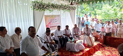 ಬ್ರಹ್ಮಾವರ ತಾಲೂಕಿನ ಬಾರ್ಕೂರಿನ ಸಂತೆಗುಡ್ಡೆ ಮಾಲೀಕ್​ ದಿನಾರ್​ ಜುಮ್ಮಾ ಮಸೀದಿಯಲ್ಲಿ ನಡೆದ ಸಭೆಯಲ್ಲಿ ಯು.ಟಿ. ಖಾದರ್​ ಮಾತನಾಡಿದರು. ಎಂ.ಎ. ಗಫೂರ್​, ಅಶೋಕ್​ ಕೊಡವೂರು, ಮೊಳಹಳ್ಳಿ ದಿನೇಶ್​, ಸುಗ್ಗಿ ಸುಧಾಕರ್​ ಶೆಟ್ಟಿ, ಶಾಂತಾರಾಮ್​ ಶೆಟ್ಟಿ ಇತರರಿದ್ದರು.
