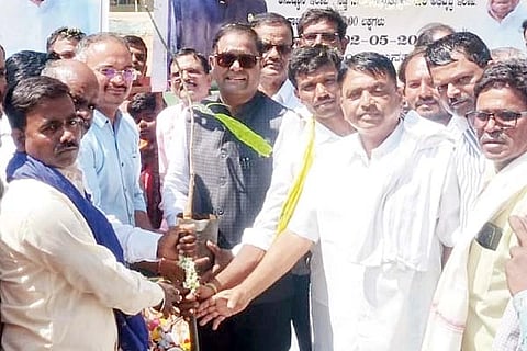ಆಲೂರು ಗ್ರಾಪಂ ವ್ಯಾಪ್ತಿಯ ವಿವಿಧ ಗ್ರಾಮಗಳಲ್ಲಿ ಶನಿವಾರ ಸರಣಿ ಚೆಕ್ ಡ್ಯಾಂ ಮತ್ತು ರಸ್ತೆ ಸೇತುವೆ ನಿರ್ಮಾಣಕ್ಕೆ ಶಾಸಕ ಡಾ.ಎನ್.ಟಿ.ಶ್ರೀನಿವಾಸ ಭೂಮಿ ಪೂಜೆ ನೆರವೇರಿಸಿಸರು. ಪ್ರಮುಖರಾದ ಶಶಿಧರಸ್ವಾಮಿ, ವೆಂಕಟೇಶ, ಶಿವಣ್ಣ, ಪೆನ್ನಪ್ಪ, ನರಸಪ್ಪ, ಮೈಲೇಶ್ ಬೇವೂರ್ ಇತರರಿದ್ದರು.