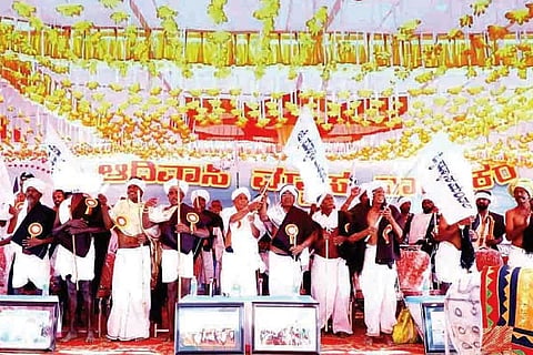 ಕಾನಹೊಸಹಳ್ಳಿ ಸಮೀಪದ ತಿಪ್ಪೆಹಳ್ಳಿ ಬಳಿ ಚಿನ್ನಹಗರಿ ನದಿ ದಂಡೆಯಲ್ಲಿ ಗುರುವಾರ ಆಯೋಜಿಸಿದ್ದ ಚಿನ್ನಹಗರಿ ಉತ್ಸವದ ಕಾರ್ಯಕ್ರಮವನ್ನು ಮ್ಯಾಸನಾಯಕ ಬುಡಕಟ್ಟು ಗುಡಿಕಟ್ಟೆಯ ಪೂಜಾರಿ, ಕಿಲಾರಿಗಳು ಉದ್ಘಾಟಿಸಿದರು. ಕನ್ನಡ ವಿವಿ ಕುಲಸಚಿವ ಡಾ.ವಿರೂಪಾಕ್ಷಿ ಪೂಜಾರಹಳ್ಳಿ, ಸಂಶೋಧಕರಾದ ಜೋಗೇಶ್, ಓರಾಮ್, ವೃಂದಾ ಇತರರಿದ್ದರು.