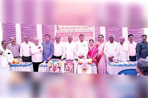 ಎಂ.ಬಿ. ಅಯ್ಯನಹಳ್ಳಿಯಲ್ಲಿ ಭಾನುವಾರ ಆಯೋಜಿಸಿದ್ದ ದತ್ತಿ ಉಪನ್ಯಾಸ ಕಾರ್ಯಕ್ರಮವನ್ನು ನಿವೃತ್ತ ಪ್ರಾಧ್ಯಾಪಕ ಡಾ. ರವೀಂದ್ರನಾಥ ಉದ್ಘಾಟಿಸಿದರು. ಡಾ.ಕೆ.ಎಂ. ವೀರೇಶ್, ಸಾಹಿತಿಗಳಾದ ಎನ್.ಎಂ. ರವಿಕುಮಾರ್, ಬಿ.ಎಂ. ಪ್ರಭುದೇವ, ಇಂದುಮತಿ ಸೇರಿದಂತೆ ಹಲವರು ಇದ್ದರು.
