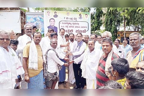  ಕಾನಹೊಸಹಳ್ಳಿ ಸಮೀಪದ ಓಳಶೆಟ್ಟಿಹಳ್ಳಿ ಗ್ರಾಮದಲ್ಲಿ ಸಿಸಿ ರಸ್ತೆ ಕಾಮಗಾರಿಗೆ ಶಾಸಕ ಡಾ.ಎನ್.ಟಿ.ಶ್ರೀನಿವಾಸ್ ಭೂಮಿಪೂಜೆ ನೆರವೇರಿಸಿದರು. ಎಪಿಎಂಸಿ ಅಧ್ಯಕ್ಷ ಕುರಿಹಟ್ಟಿ ಬೋಸಯ್ಯ, ಜಿಪಂ ಎಇಇ ಮಲ್ಲಿಕಾರ್ಜುನ ಸ್ವಾಮಿ ಇತರರಿದ್ದರು.
