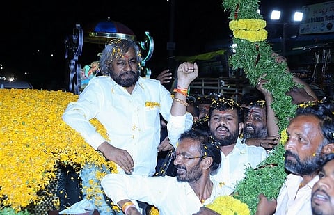 ಸಚಿವರಾದ ನಂತರ ಪ್ರಥಮ ಬಾರಿ ತವರು ಜಿಲ್ಲೆಗೆ ಬಂದ ಈಶ್ವರ ಖಂಡ್ರೆ ಅವರನ್ನು ಭಾಲ್ಕಿ ತಾಲ್ಲೂಕಿನ ಖಾನಾಪುರದಲ್ಲಿ ಬೆಂಬಲಿಗರು ಹೃದಯಸ್ಪರ್ಶಿಯಾಗಿ ಸ್ವಾಗತಿಸಿದರು