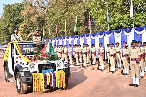 ಖಾನಾಪುರದ ಪೊಲೀಸ್​ ತರಬೇತಿ ಶಾಲೆಯಲ್ಲಿ ತರಬೇತಿ ವಿಭಾಗದ ಎಡಿಜಿಪಿ ದೇವಜ್ಯೋತಿ ರೇ ಪ್ರಶಿಕ್ಷಣಾರ್ಥಿಗಳಿಂದ ಗೌರವವಂದನೆ ಸ್ವೀಕರಿಸಿದರು.