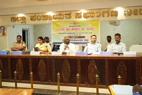 ಬೀದರ್‌ನಲ್ಲಿ ಗುರುವಾರ ಆಯೋಜಿಸಿದ ಸಭೆಯಲ್ಲಿ ಸಚಿವ ಈಶ್ವರ ಖಂಡ್ರೆ ಮಾತನಾಡಿದರು. ಡಿಸಿ ಶಿಲ್ಪಾ ಶರ್ಮಾ, ಎಸ್‌ಪಿ ಪ್ರದೀಪ್ ಗುಂಟಿ, ಸಿಇಒ ಡಾ.ಗಿರೀಶ್ ಬದೋಲೆ ಇದ್ದರು.