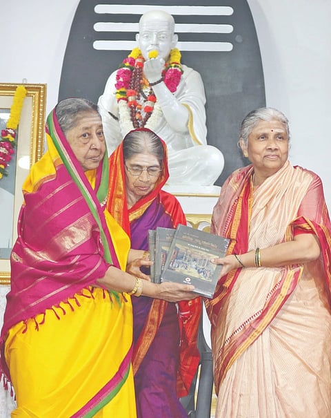 ಕಲಬುರಗಿ ಜಯನಗರ ಅನುಭವ ಮಂಟಪದಲ್ಲಿ ಬಸವ ಸಮಿತಿ ಭಾನುವಾರ ಆಯೋಜಿಸಿದ್ದ ಅರಿವಿನ ಮನೆ ದತ್ತಿ ಕಾರ್ಯಕ್ರಮದಲ್ಲಿ ಡಾ.ವಿಲಾಸವತಿ ಖೂಬಾ ಅವರು ಡಾ.ಜಯಶ್ರೀ ದಂಡೆಯವರಿಗೆ ಶರಣ ಸ್ಮಾರಕಗಳು ಪುಸ್ತಕ ಕಾಣಿಕೆಯಾಗಿ ನೀಡಿ ಗೌರವಿಸಿದರು.