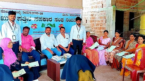 ಬೀದರ್ ತಾಲ್ಲೂಕಿನ ಅಲಿಯಂಬರ್ ಗ್ರಾಮದಲ್ಲಿ ಖುಷಿ ಪತ್ತಿನ ಸಹಕಾರ ಸಂಘ ನಿಯಮಿತದಿಂದ ಮಹಿಳಾ ಸ್ವಸಹಾಯ ಸಂಘಗಳಿಗೆ ಪ್ರಗತಿ ನಿಧಿ ವಿತರಿಸಲಾಯಿತು