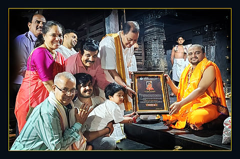 ಉಡುಪಿ ಶ್ರೀಕೃಷ್ಣನಿಗೆ ದಿನವೂ ವಿಶೇಷ ಅಲಂಕಾರ ಮಾಡುವ ಮೂಲಕ ಪುತ್ತಿಗೆ ಮಠದ ಪರ್ಯಾಯದ ಯಶಸ್ಸಿಗೆ ಸಹಕರಿಸಿದ ಕಿರಿಯ ಯತಿ ಸುಶ್ರೀಂದ್ರ ಶ್ರೀಗಳಿಗೆ ಭುವನೇಂದ್ರ ಕಿದಿಯೂರು ಅಭಿನಂದನಾ ಪತ್ರ ನೀಡಿ ಸನ್ಮಾನಿಸಿದರು. ಪಾಡಿಗಾರ್​ ಲಕ್ಷ್ಮೀನಾರಾಯಣ ಉಪಾಧ್ಯ, ದಿನಕರ್​, ಶೋಭಾ ದಿನಕರ್​, ವಿಲಾಸ್​, ಶರ್ವಿಲ್​, ಅವ್ಯಕ್ತ್​, ಉಚ್ಚಿಲ ಶ್ರೀಶ ಭಟ್​ ಉಪಸ್ಥಿತರಿದ್ದರು.