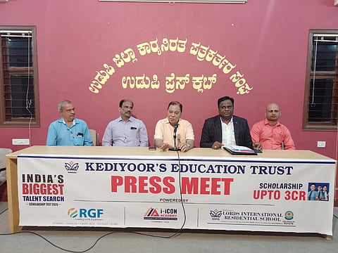 ಉಡುಪಿಯ ಪತ್ರಿಕಾ ಭವನದಲ್ಲಿ ಸುದ್ದಿಗೋಷ್ಠಿಯಲ್ಲಿ ಕಿದಿಯೂರು ಹೋಟೆಲ್​ನ ಮಾಲೀಕ ಭುವನೇಂದ್ರ ಕಿದಿಯೂರು ಮಾತನಾಡಿದರು. ರವೀಂದ್ರ ನಾಯ್ಡು, ನವೀನ್​ ಶೆಟ್ಟಿ, ವಿಲಾಸ್​ಕುಮಾರ್​, ಪಾಡಿಗಾರು ಲಕ್ಷ್ಮೀನಾರಾಯಣ ಉಪಾಧ್ಯಾಯ ಇದ್ದರು.