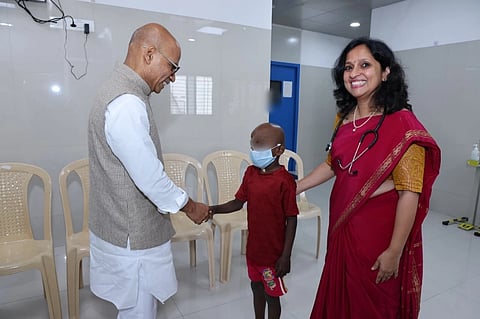  ಅಸ್ಥಿಮಜ್ಜೆ ಕಸಿ ಶಸಚಿಕಿತ್ಸೆಗೆ ಒಳಗಾಗಿ ಚೇತರಿಸಿಕೊಳ್ಳುತ್ತಿರುವ ಬಾಲಕನನ್ನು ಭೇಟಿ ಮಾಡಿ ಆರೋಗ್ಯ ವಿಚಾರಿಸಿದ ಸಚಿವ ಶರಣಪ್ರಕಾಶ್ ಪಾಟೀಲ್, ಅಸ್ಥಿಮಜ್ಜೆ ಕಸಿ ಘಟಕದ ಸಹ ಪ್ರಾಧ್ಯಾಪಕಿ ಡಾ. ವಸುಂಧರಾ ಕೈಲಾಸನಾಥ್. 