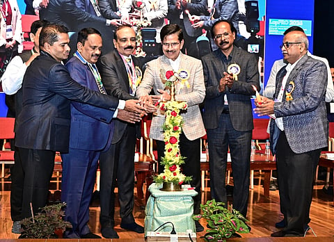 medical ಹುಬ್ಬಳ್ಳಿಯ ಕೆಎಂಸಿಆರ್​ಐನಲ್ಲಿ ಆಯೋಜಿಸಿದ್ದ ಲ್ಯಾಪ್ರೊ-2026 ಕಾರ್ಯಕ್ರಮದ ಉದ್ಘಾಟನೆಯನ್ನು ಆರ್​ಜಿಯುಎಚ್​ಎಸ್ ಕುಲಪತಿ ಡಾ. ಬಿ.ಸಿ. ಭಗವಾನ್ ನೆರವೇರಿಸಿದರು. ಡಾ. ಸಿ. ಪಳನಿವೇಲು, ಕೆಎಂಸಿಆರ್​ಐ ನಿರ್ದೇಶಕ ಡಾ. ಈಶ್ವರ ಹೊಸಮನಿ, ಡಾ. ಗಡ್ಡಿ ದಿವಾಕರ, ಇತರರು ಇದ್ದರು.