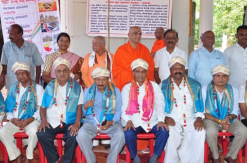 ಮಂಡ್ಯ ನಗರದಲ್ಲಿ ಆಯೋಜಿಸಿದ್ದ ಸಮಾರಂಭದಲ್ಲಿ ಸಹಕಾರಿ ಕ್ಷೇತ್ರದಲ್ಲಿ ಸಾಧನೆ ಮಾಡಿದವರಿಗೆ ಸಹಕಾರ ರತ್ನ ಪ್ರಶಸ್ತಿ ನೀಡಿ ಅಭಿನಂದಿಸಲಾಯಿತು. 