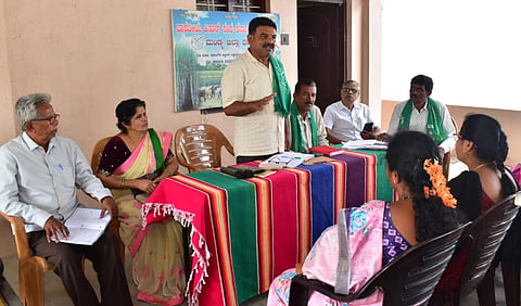 ಮಂಡ್ಯದಲ್ಲಿ ಆಯೋಜಿಸಿದ್ದ ಸಭೆಯಲ್ಲಿ ಭಾರತೀಯ ಕಿಸಾನ್ ಸಂಘದ ದಕ್ಷಿಣ ಪ್ರಾಂತ್ಯ ಅಧ್ಯಕ್ಷ ಹಾಡ್ಯ ರಮೇಶರಾಜು ಮಾತನಾಡಿದರು. 