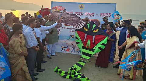 ಗಾಳಿಪಟ ಉತ್ಸವಕ್ಕೆ ಬಸವರಾಜ ಹೊರಟ್ಟಿ ಚಾಲನೆ ನೀಡಿದರು. 